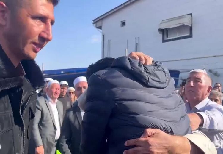 اشک ریختن فرهاد قائمی در آغوش پدر صابر کاظمی