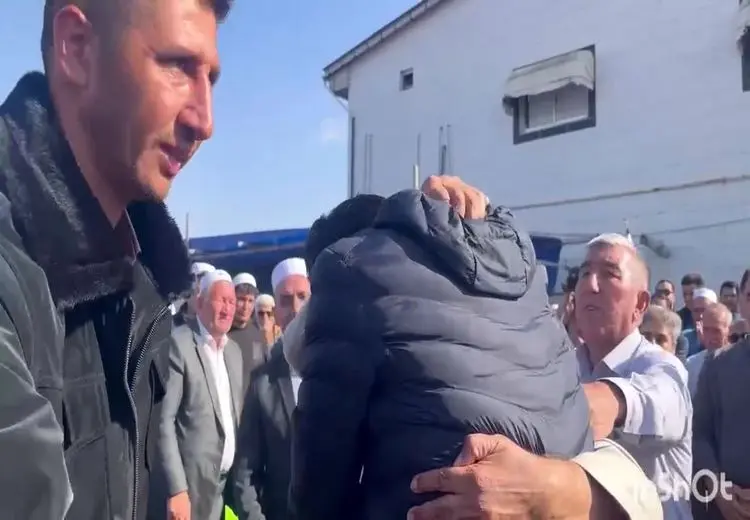 اشک ریختن فرهاد قائمی در آغوش پدر صابر کاظمی