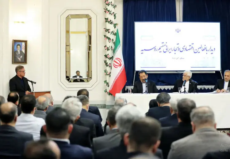 عارف با تجار ایرانی در مسکو دیدار و راهبردهای توسعه تجارت با روسیه را تشریح کرد