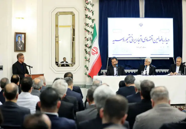 عارف با تجار ایرانی در مسکو دیدار و راهبردهای توسعه تجارت با روسیه را تشریح کرد