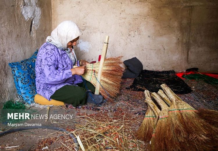 ارتزاق ساکنان ملاحسن از جاروبافی !