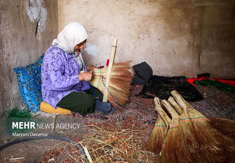 ارتزاق ساکنان ملاحسن از جاروبافی !