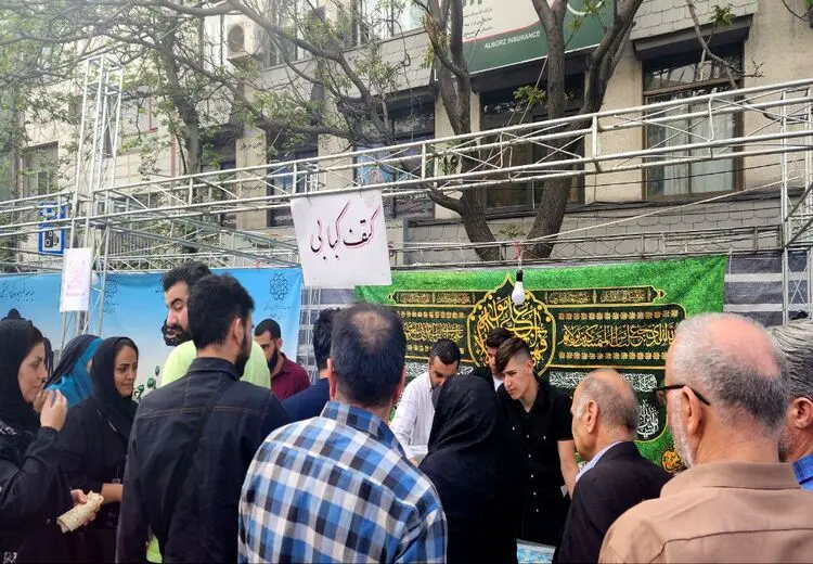 بال کبابی صلواتی در حاشیه نماز عید فطر تهران!/ عکس