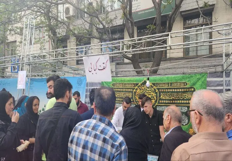 بال کبابی صلواتی در حاشیه نماز عید فطر تهران!/ عکس