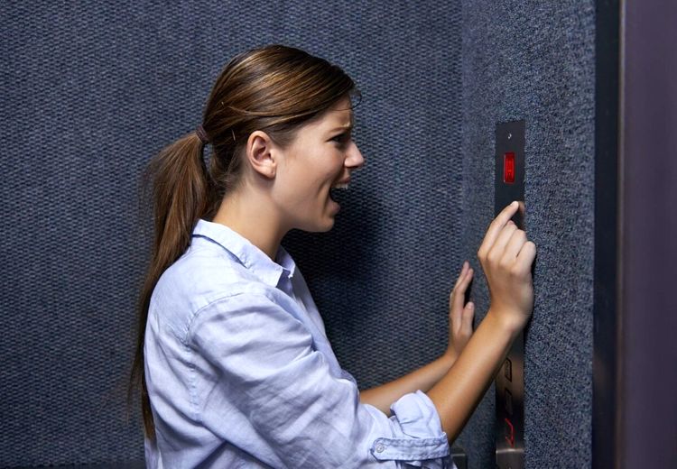۵ راهکار که هنگام گیر افتادن در آسانسور به آن نیاز دارید!