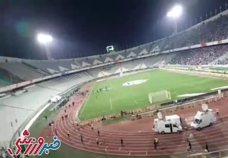 تشویق نکونام توسط دختران آبی روی سکوهای آزادی