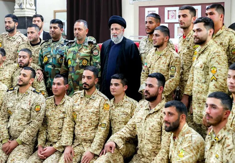 کنایه توئیتری به رییسی با انتشار تصاویری از سربازی سید محمد خاتمی و حسن روحانی