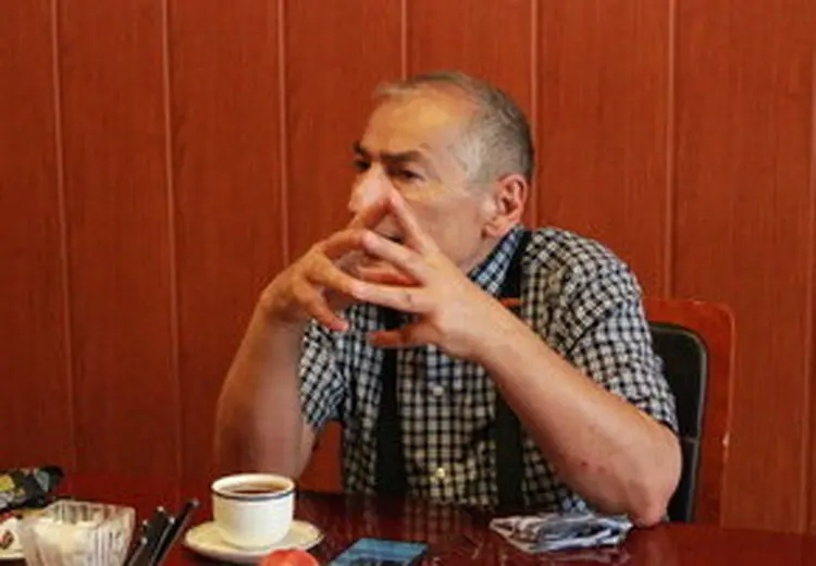 سوال معنادار صادق زیباکلام درباره عکاسی بدون اجازه یک روحانی از یک زن در قم
