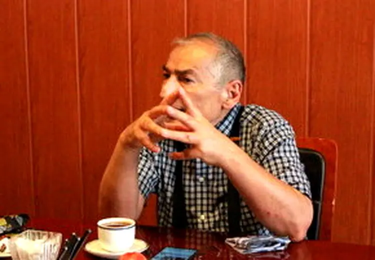 سوال معنادار صادق زیباکلام درباره عکاسی بدون اجازه یک روحانی از یک زن در قم