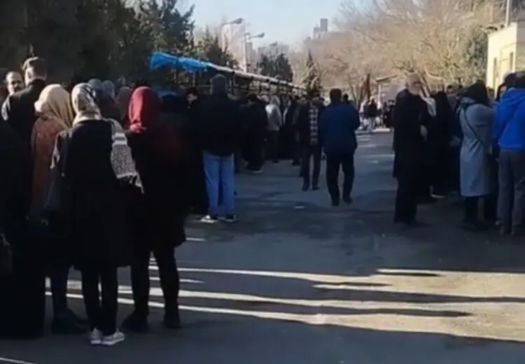 صف کیلومتری دریافت گوشت دولتی در تهران!/ فیلم