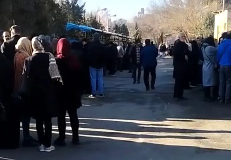 صف کیلومتری دریافت گوشت دولتی در تهران!/ فیلم