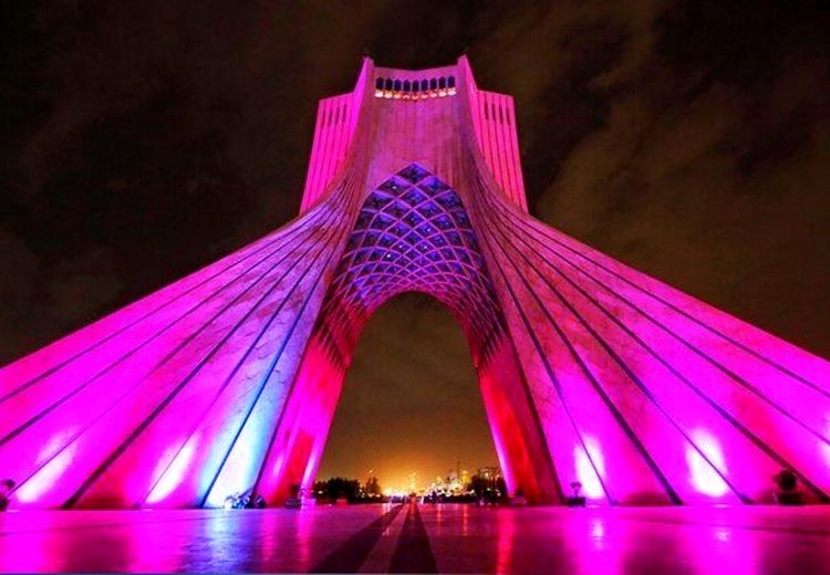 برج آزادی صورتی می‌شود