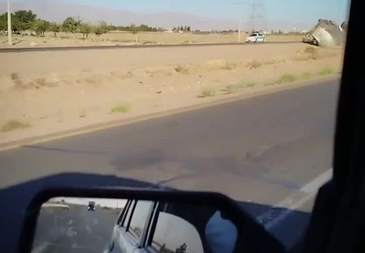 تریلی چپ کرده در جاده مشهد! / فیلم
