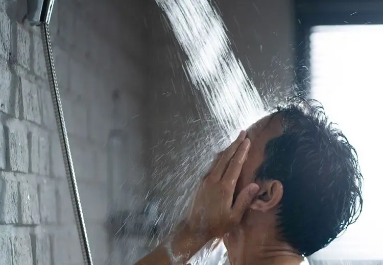 دوش آب سرد برای این افراد مضر است