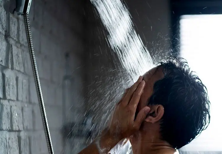 دوش آب سرد برای این افراد مضر است
