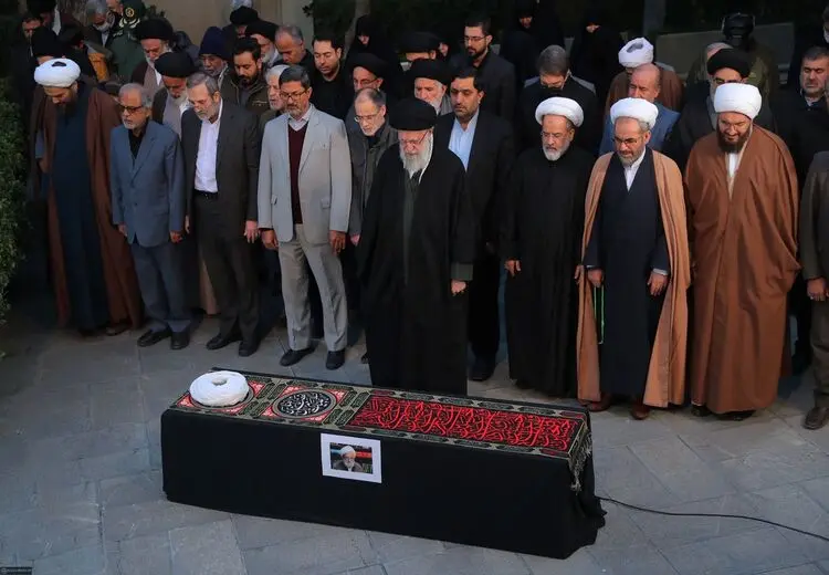 اقامه نماز رهبر انقلاب بر پیکر آیت‌الله امامی‌کاشانی + عکس