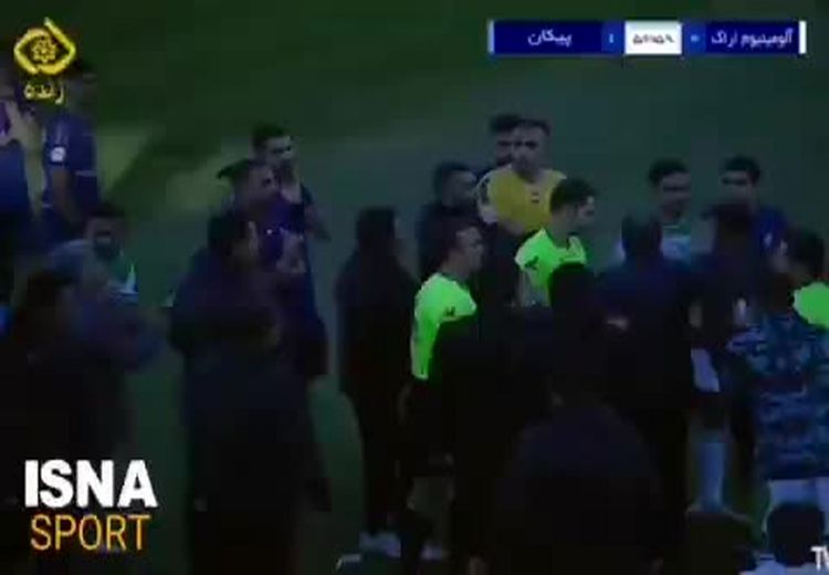 لحظه درگیری شدید در بازی آلومینیوم اراک و پیکان وسط زمین فوتبال