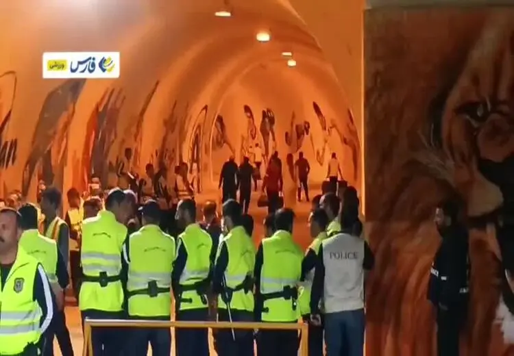 لحظه ترک ورزشگاه اصفهان توسط تیم الاتحاد عربستان