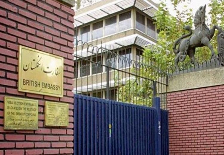 گاف بزرگ و بنر اشتباه شهردای تهران جلوی سفارت انگلیس + عکس