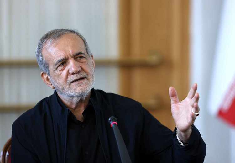 پزشکیان: حتی کسانی که زندانشان کرده بودیم پای ایران ایستادند