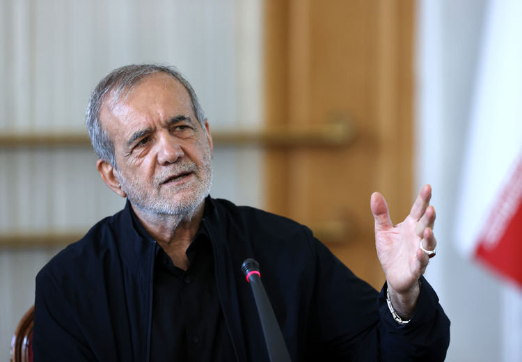 پزشکیان: حتی کسانی که زندانشان کرده بودیم پای ایران ایستادند