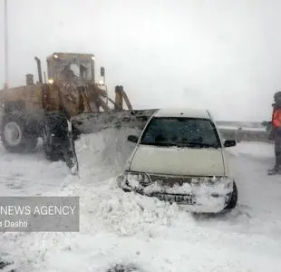 تصاویری از گرفتارشدن راننده ها در برف و کولاک