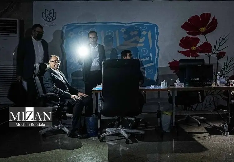 واکنش حقانیان به قطع برق هنگام نشست خبری‌: انشاالله که عمدی نباشد!            