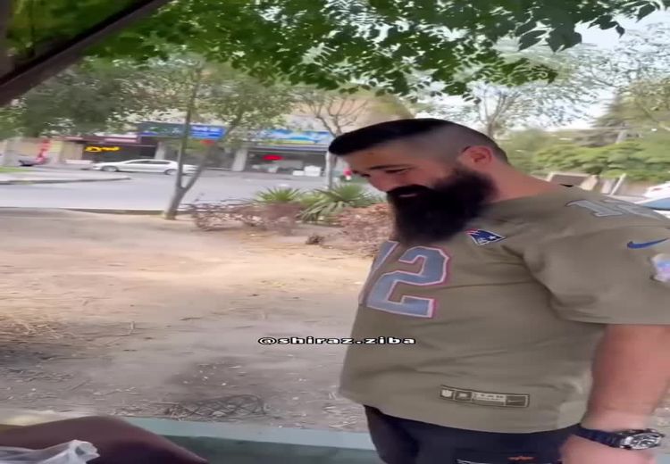  خلاقیت جالب یک میوه‌فروش در احترام به کودکان