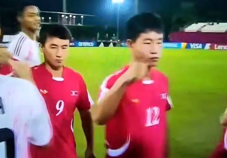 رفتار عجیب بازیکنان کره شمالی علیه بازیکنان ژاپن! + عکس