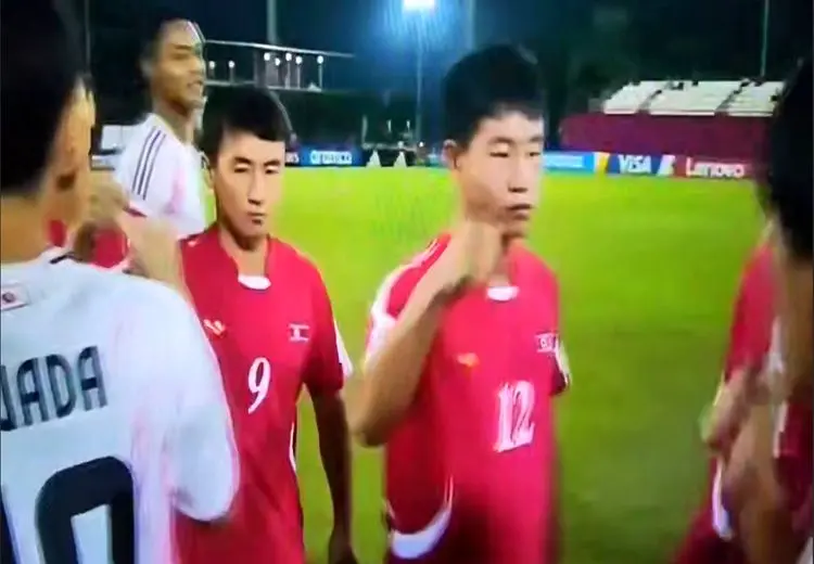 رفتار عجیب بازیکنان کره شمالی علیه بازیکنان ژاپن! + عکس