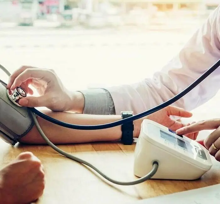 چه عواملی باعث بالا رفتن فشار خون می‌شود؟