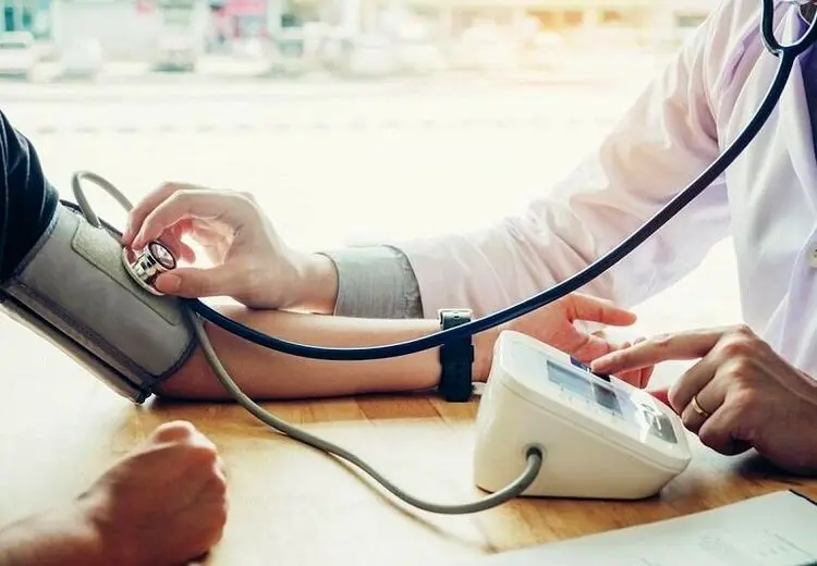 چه عواملی باعث بالا رفتن فشار خون می‌شود؟