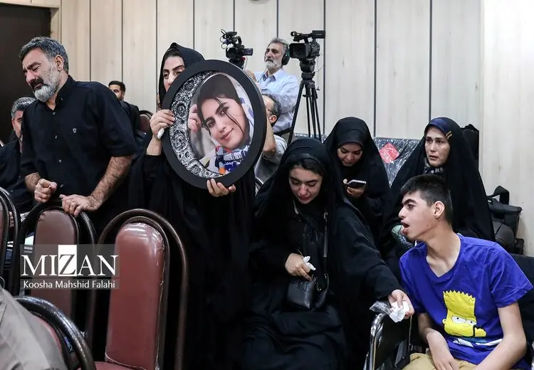 تصاویری تلخ از برادر معلول، پدر و مادر الهه حسین‌نژاد در دادگاه / عکس