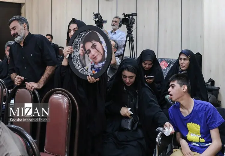 تصاویری تلخ از برادر معلول، پدر و مادر الهه حسین‌نژاد در دادگاه / عکس