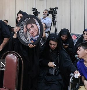 تصاویری تلخ از برادر معلول، پدر و مادر الهه حسین‌نژاد در دادگاه / عکس