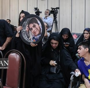 تصاویری تلخ از برادر معلول، پدر و مادر الهه حسین‌نژاد در دادگاه / عکس