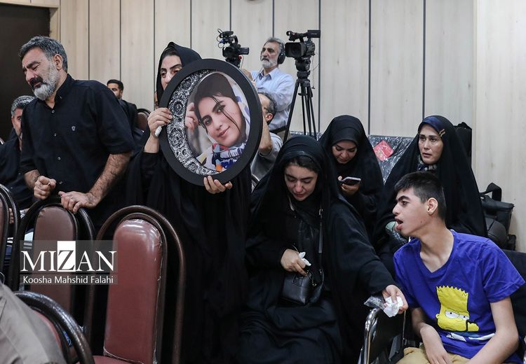 تصاویری تلخ از برادر معلول، پدر و مادر الهه حسین‌نژاد در دادگاه / عکس