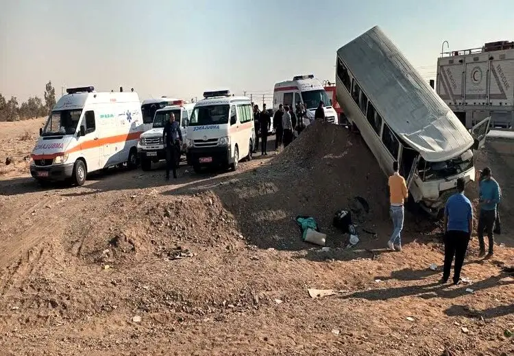 سقوط مینی‌بوس دانش‌آموزان به داخل پل