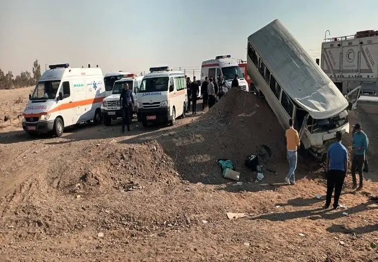 سقوط مینی‌بوس دانش‌آموزان به داخل پل