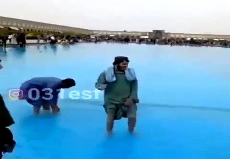 آب‌بازی طالبان در میدان نقش جهان اصفهان!
