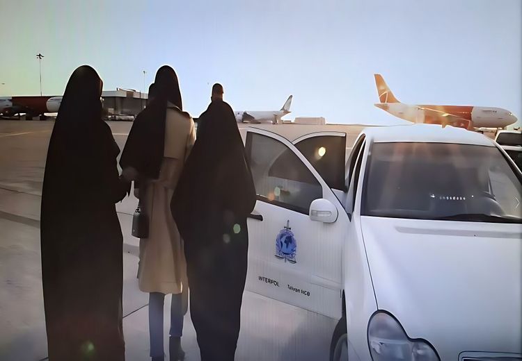 دستگیری زن متهم به کلاهبرداری 50 هزاردلاری پس از بازگشت به کشور + عکس