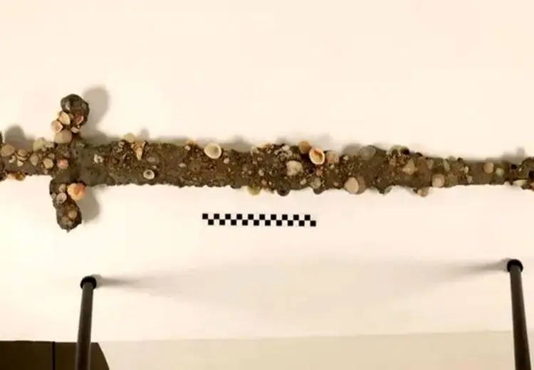 کشف شمشیر ۸۰۰ ساله هنگام شنا در دریا + عکس