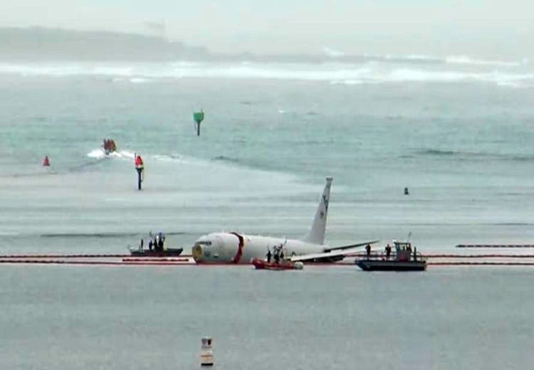 سقوط هواپیمای نیروی دریایی آمریکا به اقیانوس آرام + فیلم