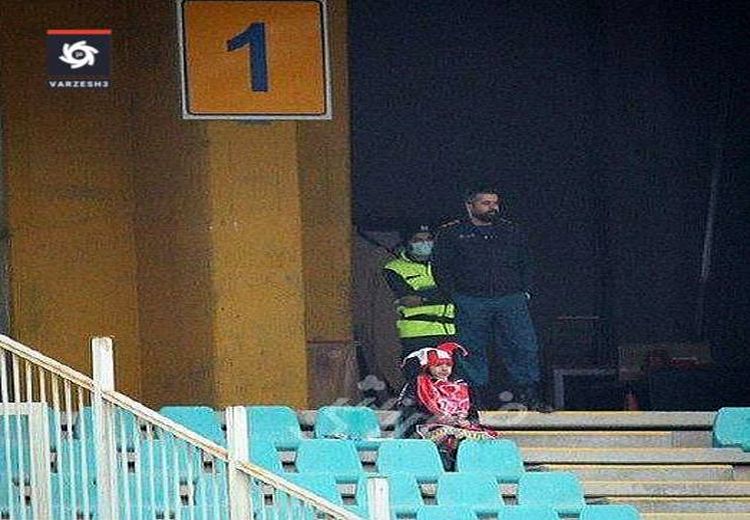 تنها تماشاگر زن مسابقه سپاهان و پرسپولیس 