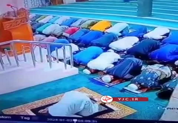 لحظه مرگ امام جماعت مسجدی در اندونزی هنگام سجده