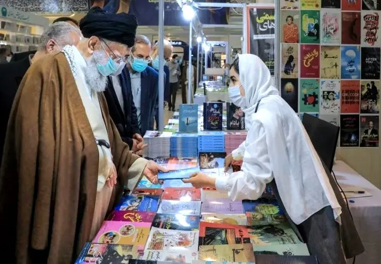 عکسی متفاوت از حضور رهبر انقلاب در نمایشگاه کتاب