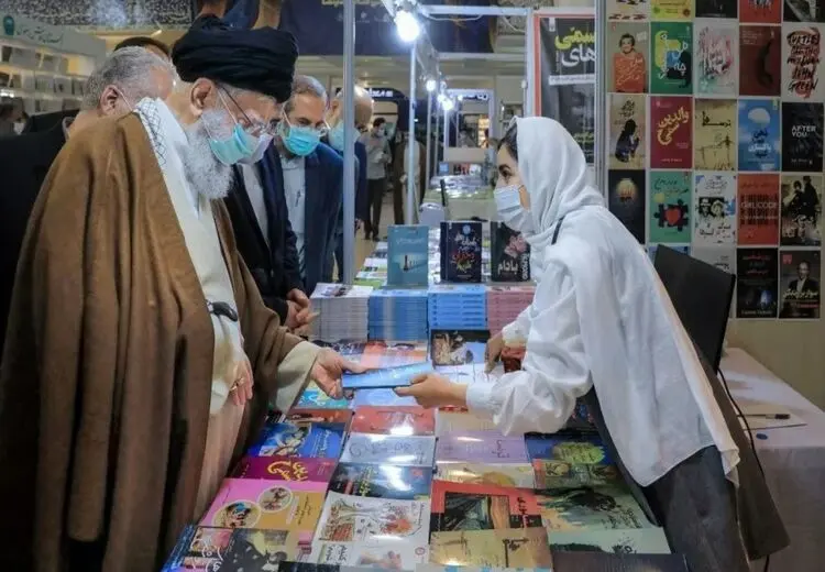 عکسی متفاوت از حضور رهبر انقلاب در نمایشگاه کتاب