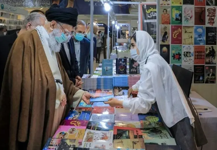 عکسی متفاوت از حضور رهبر انقلاب در نمایشگاه کتاب