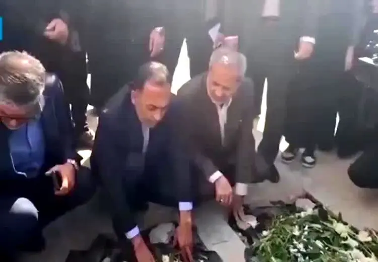 پاشیدن خاک به سمت آقای وزیر بر سر مزار دانش‌آموزان کرمانی