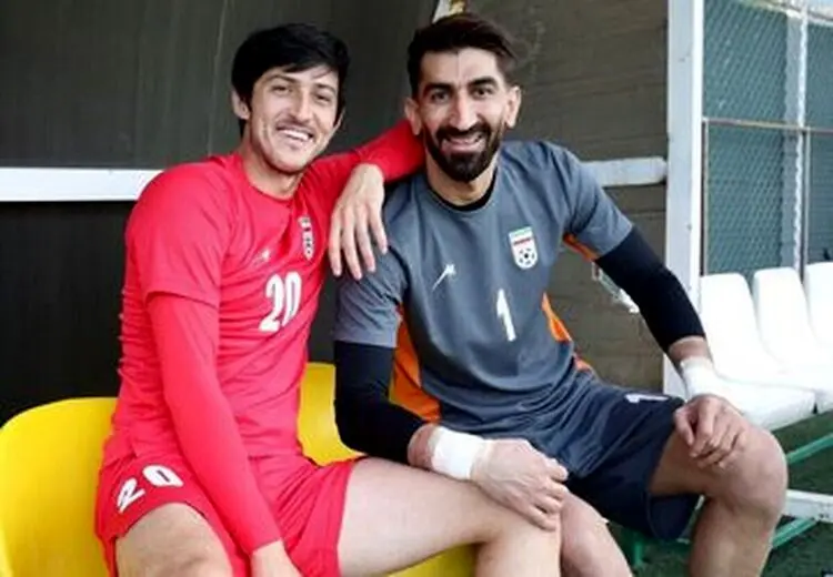 استقبال بیرانوند از آزمون و قلب آبی سردار/ عکس